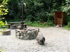 Feuerstelle mit Holzvorrat in der Rheinschlucht bei Versam