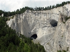 Canyonartige Rheinschlucht mit bizarr geformten Kalkfelsen