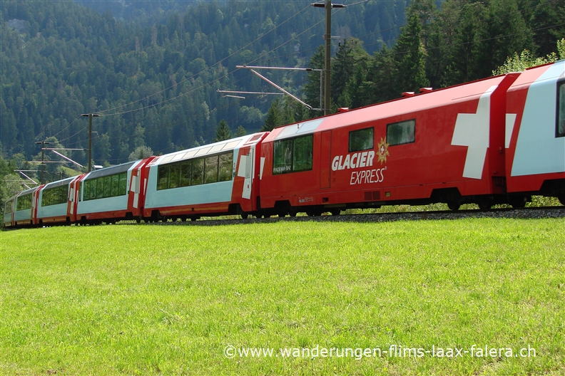 Bahnstrecke des Glacier Express in der Vorderrhein-Schlucht