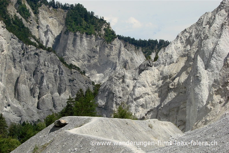 Dammweg mit tollem Überblick über den Vorderrhein und die bizarren Felsformationen.